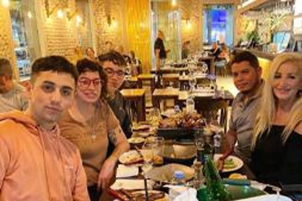 Silvia y algunos de sus hijos compartiendo con Pablo $!Silvia y algunos de sus hijos compartiendo con Pablo