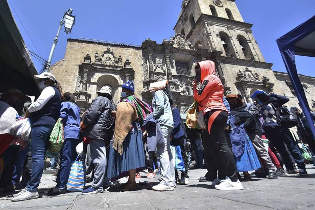 Personas realizando fila $!Personas realizando fila