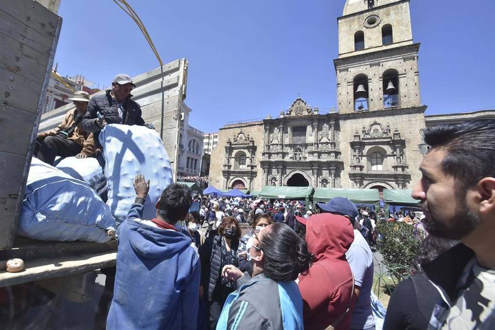 Personas compraban la papa en la plaza San Francisco $!Personas compraban la papa en la plaza San Francisco