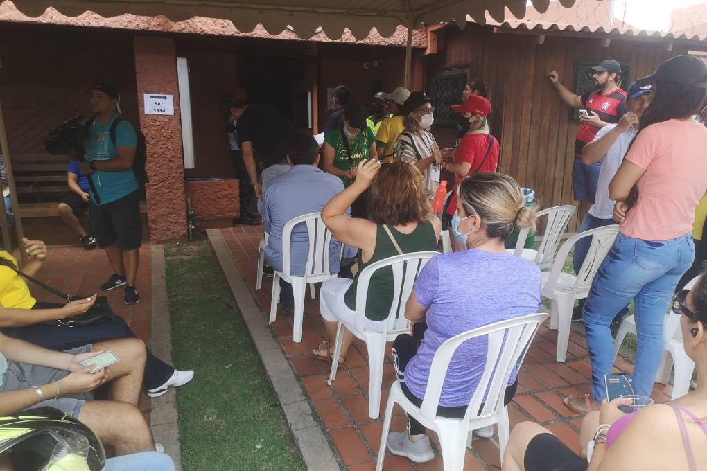 Brasileños en Santa Cruz acuden a votar $!Brasileños en Santa Cruz acuden a votar