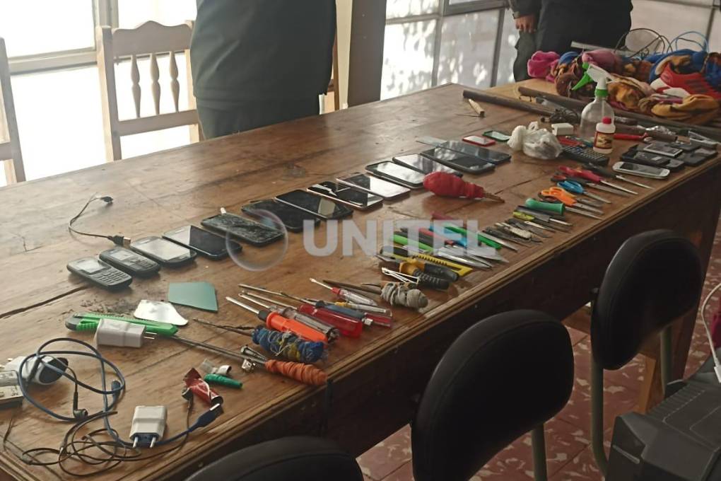 Celulares y artefactos cortopunzantes fueron decomisados Celulares y artefactos cortopunzantes fueron decomisados