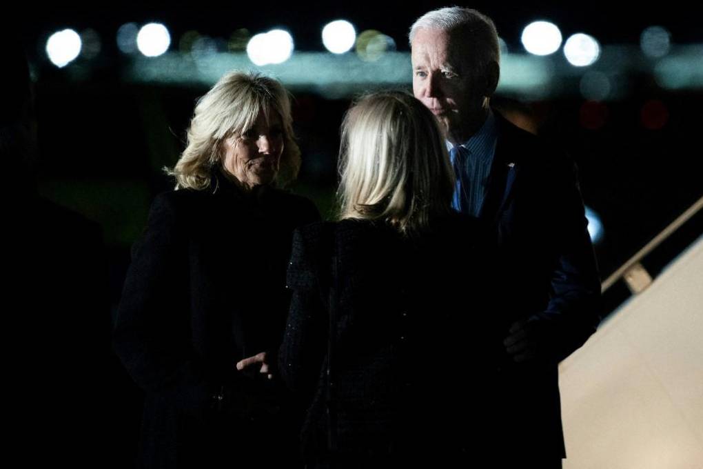 El presidente de los Estados Unidos, Joe Biden, y la primera dama, Jill Biden, llegan al aeropuerto Stansted de Londres $!El presidente de los Estados Unidos, Joe Biden, y la primera dama, Jill Biden, llegan al aeropuerto Stansted de Londres