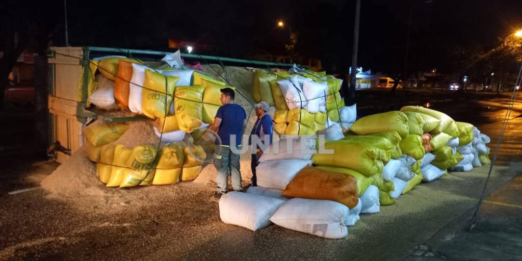 Santa Cruz Un camión con carga vuelca en el cuarto anillo y avenida