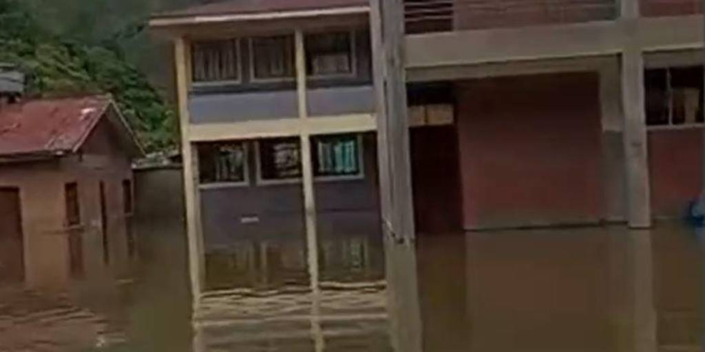 Desborde de río Tipuani deja inundada una unidad educativa en el norte