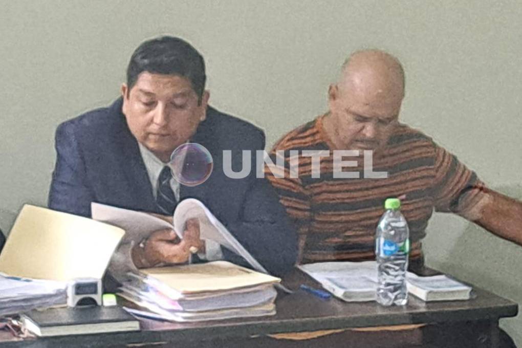 El acusado de golpear a un taxista en Santa Cruz (Drcha.) El acusado de golpear a un taxista en Santa Cruz (Drcha.)