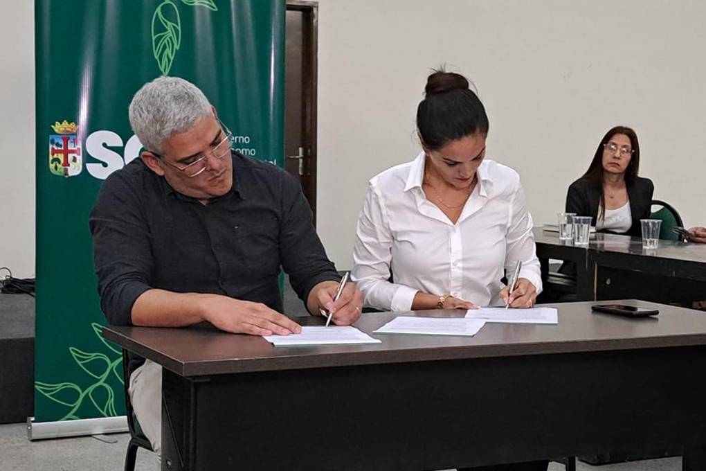 Gobernación y Alcaldía firmando documentación por el Parque Industrial Gobernación y Alcaldía firmando documentación por el Parque Industrial