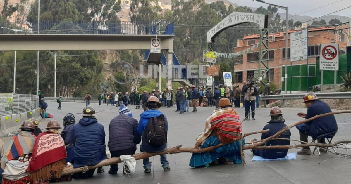 Los Aur Feros Reactivan Los Bloqueos Y Paralizan La Paz Educaci N