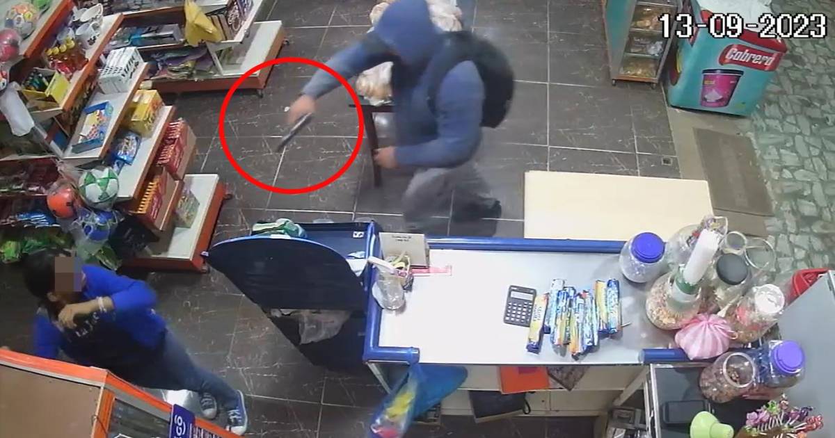 Armado Y Encapuchado Sujeto Atraca Un Micromercado Y Amenaza A Una