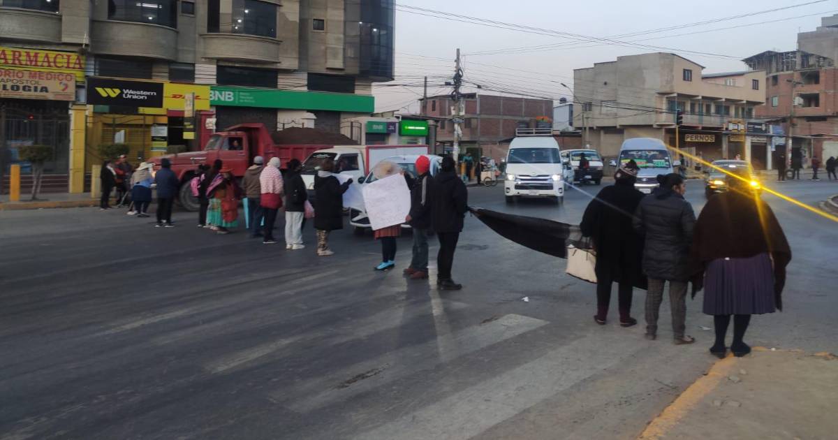 Cochabamba Comerciantes De Colcapirhua Bloquean La Ruta Hacia El