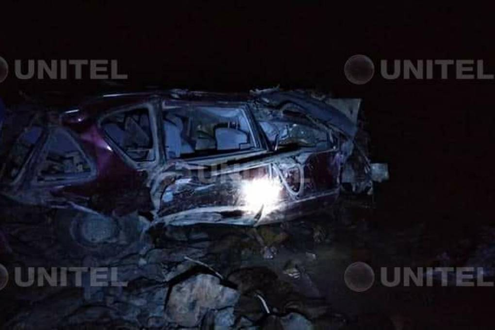 Hallan vehículo que despeñó a 1.000 metros en la ruta a Coroico; Bomberos busca a los ocupantes $!Hallan vehículo que despeñó a 1.000 metros en la ruta a Coroico; Bomberos busca a los ocupantes