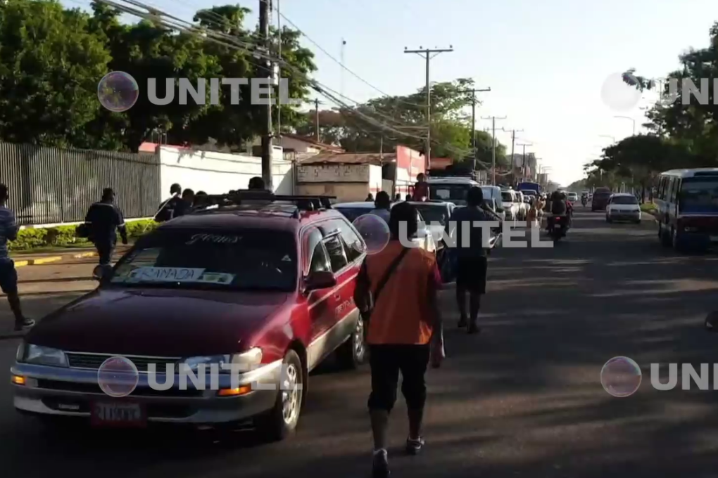 Fila de vehículos ne busca de combustible $!Fila de vehículos ne busca de combustible