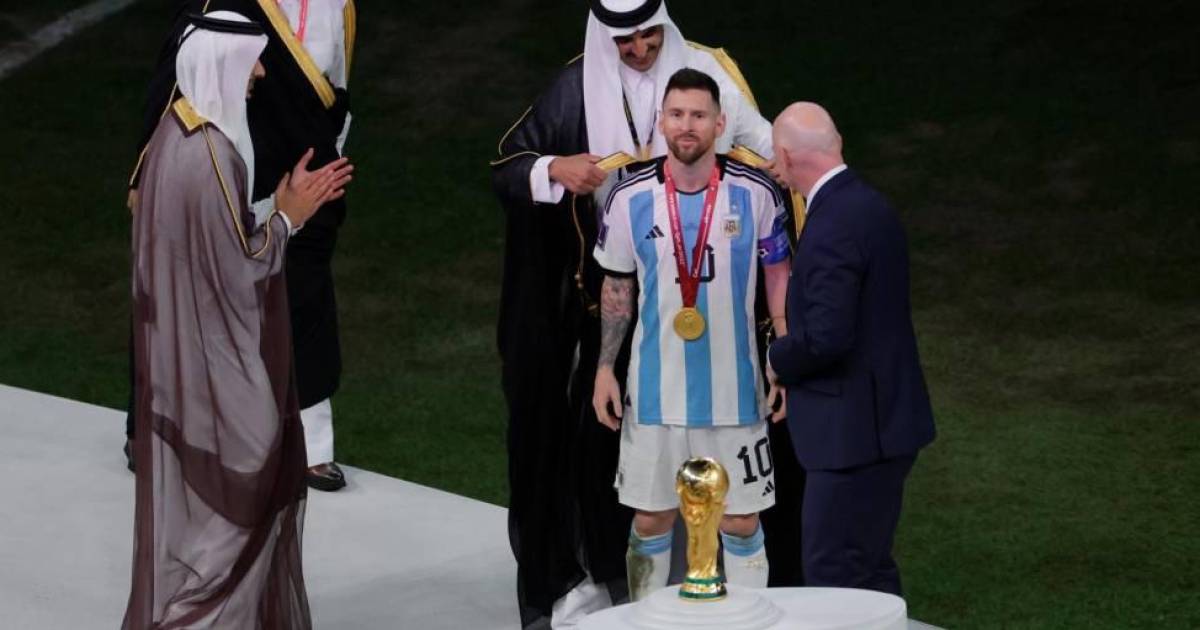 Xito De Ventas En Qatar Del Bisht La T Nica Negra Que Luci Messi