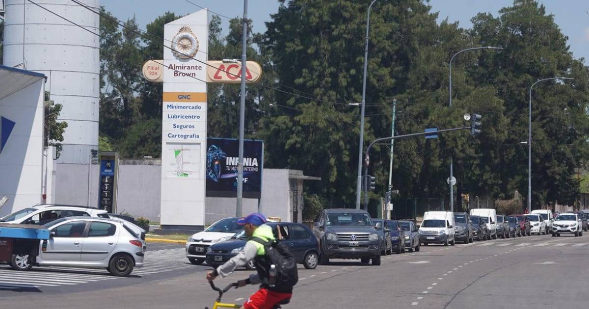 En Argentina los vehículos forman largas filas en las estaciones en