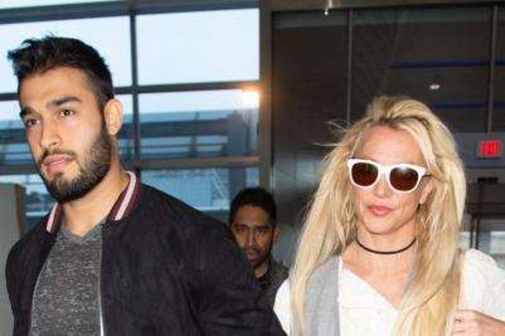 Con ostentoso anillo, Britney Spears anuncia su tercera boda Con ostentoso anillo, Britney Spears anuncia su tercera boda
