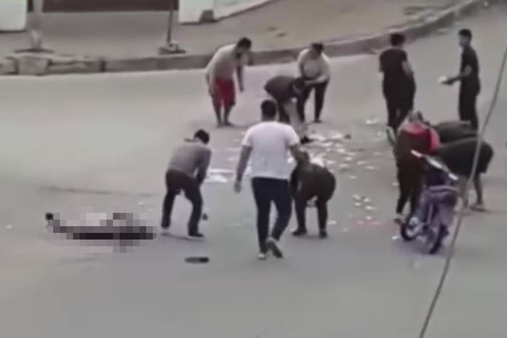 Transeúntes se llevaron el dinero que ladrones dejaron caer al tratar de huir tras un atraco en Bermejo Transeúntes se llevaron el dinero que ladrones dejaron caer al tratar de huir tras un atraco en Bermejo