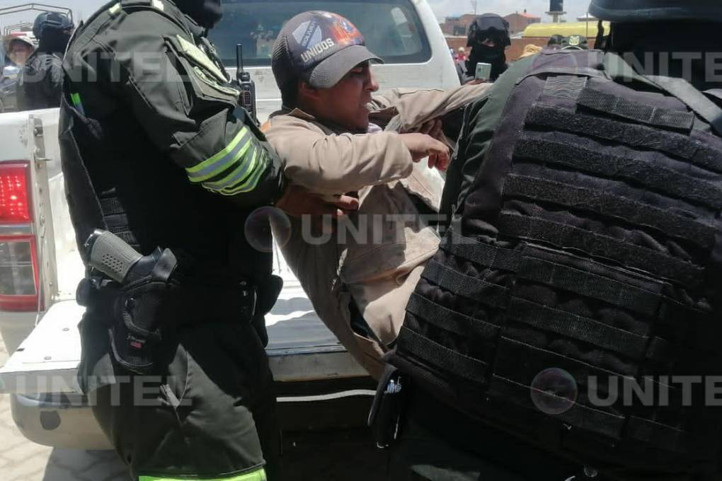 Vecinos capturan y golpean a tres delincuentes armados que pretendían asaltar una casa en Achocalla $!Vecinos capturan y golpean a tres delincuentes armados que pretendían asaltar una casa en Achocalla