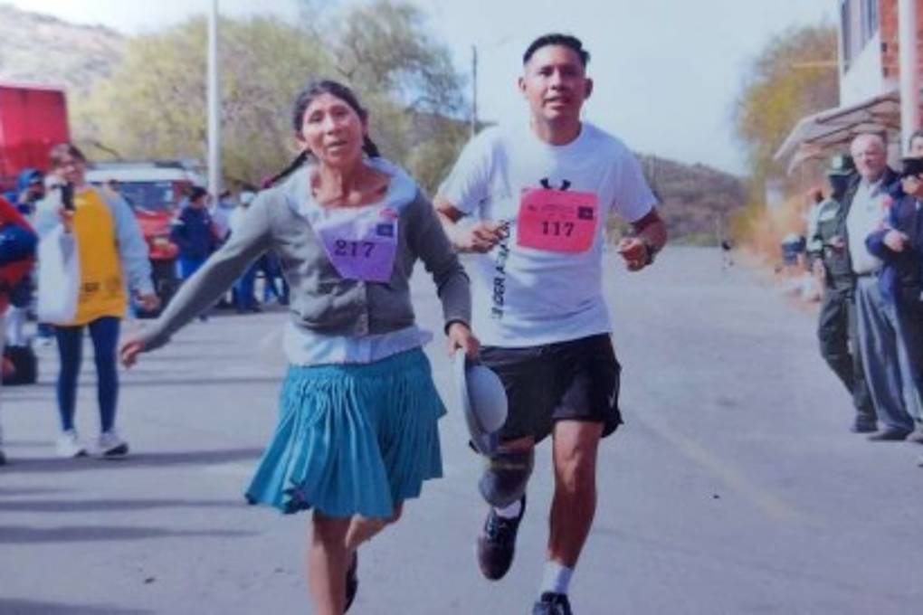 Con pollera y ojotas, a los 58 años, Clemencia ganó carrera de 15 kilómetros en Tarija Con pollera y ojotas, a los 58 años, Clemencia ganó carrera de 15 kilómetros en Tarija