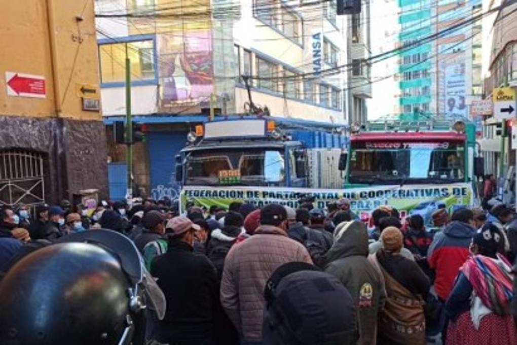 Transportistas en La Paz bloquean calles en el centro de La Paz Transportistas en La Paz bloquean calles en el centro de La Paz
