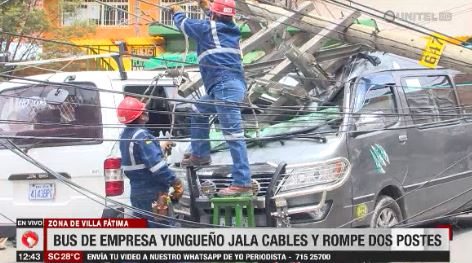 Bus Arrastra Dos Postes Que Caen Sobre Dos Minibuses En La Ciudad De El