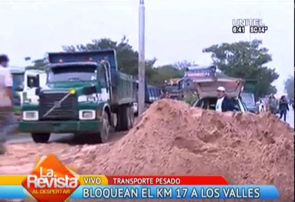 Transporte Pesado Bloquea La Carretera Camino A Los Valles