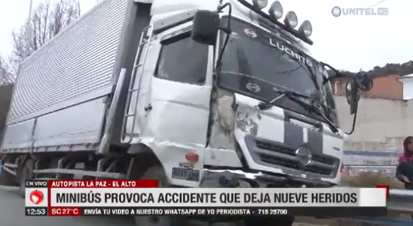 Minibús provoca accidente en la autopista La Paz El Alto