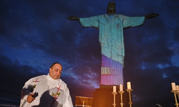 Visten de médico al Cristo Redentor de Río de Janeiro en señal de