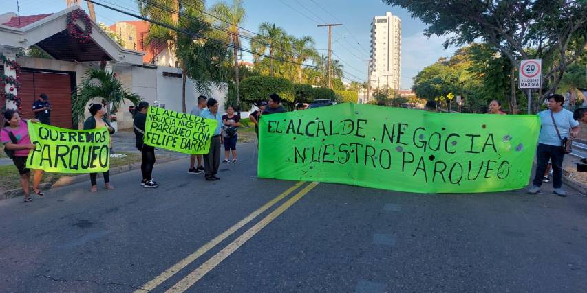 Comerciantes Del Mercado Mutualista Protestan En Puertas De La Casa Del