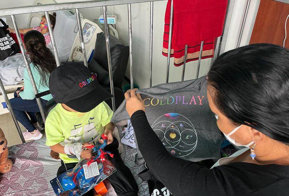 Coldplay regala afiches, gorras y juguetes a niños hospitalizados en Bogotá