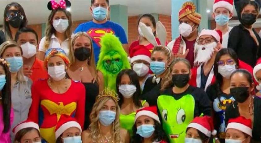 Médicos vacunan disfrazados de superhéroes