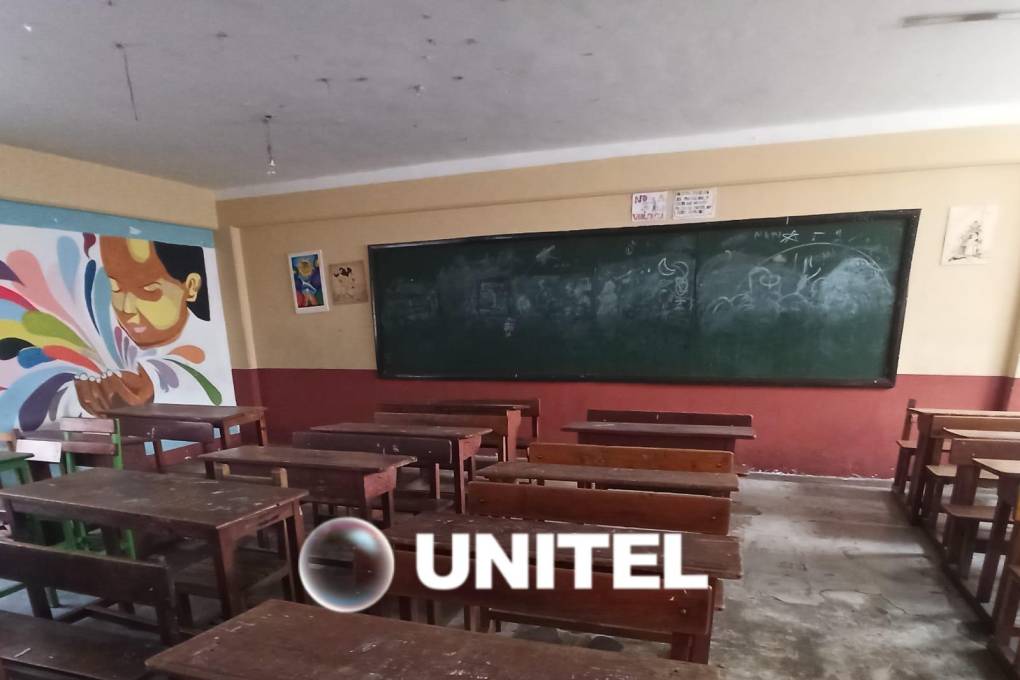 Padres de familia denuncian que la unidad educativa 18 de Mayo en La Paz está en mal estado a días del inicio de clases