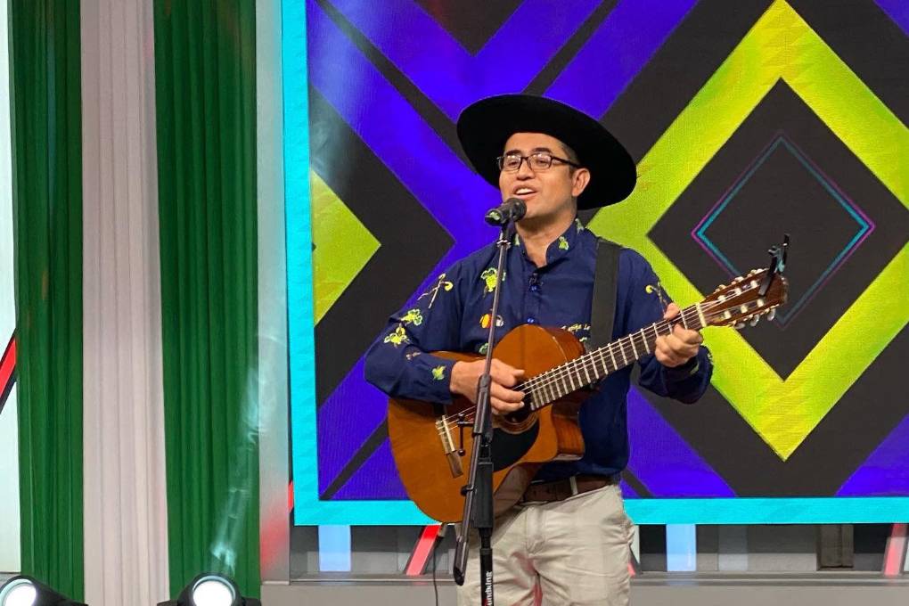 José Luis, alegró la mañana interpretando canciones de su natal Tarija 