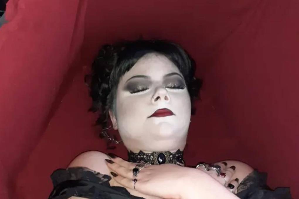 La joven estudiantes antes de llegar al baile de su colegio