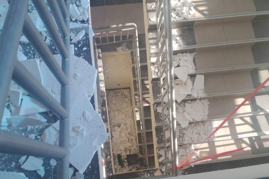 El material de construcción terminó en el piso de este colegio 