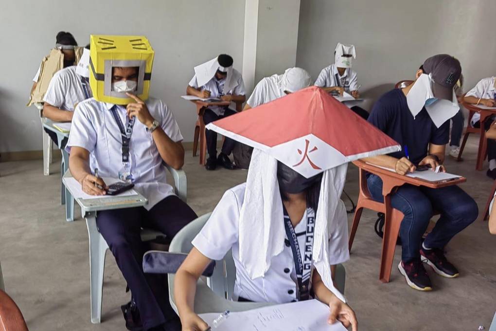 Los estudiantes realizaron sombreros que impedían ver el examen de sus compañeros