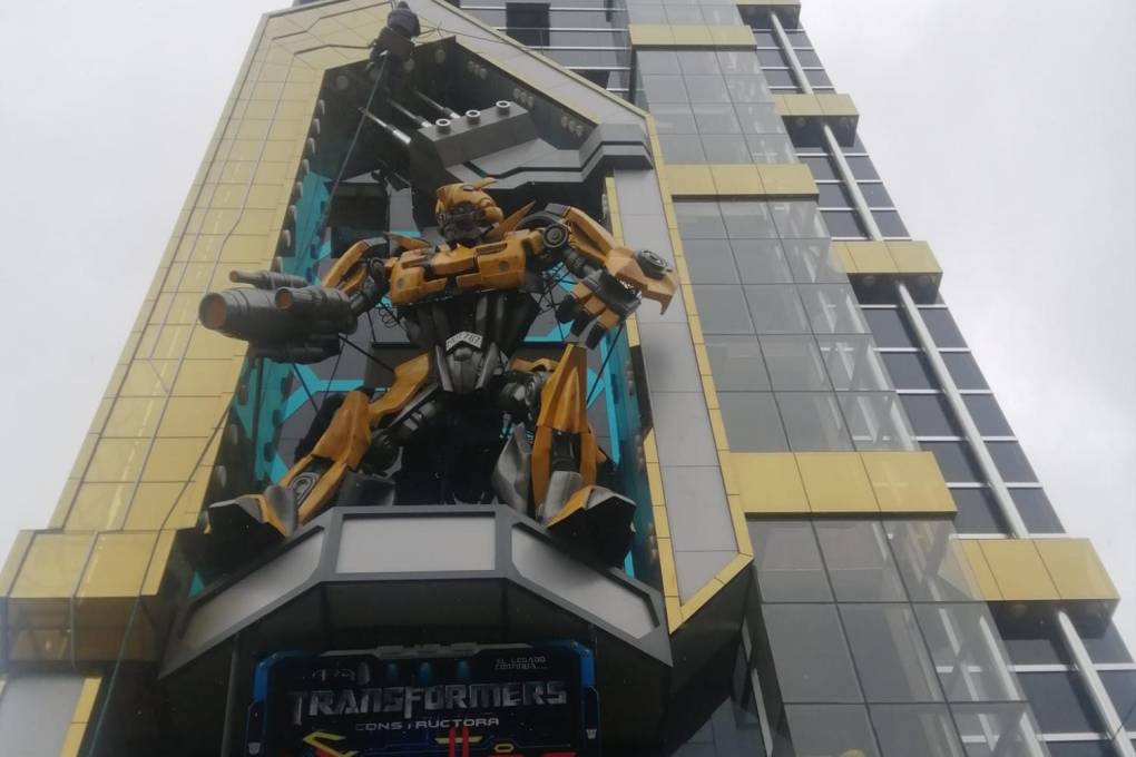 El Bumblebee de los Transformers instalado en el frontis del cholet