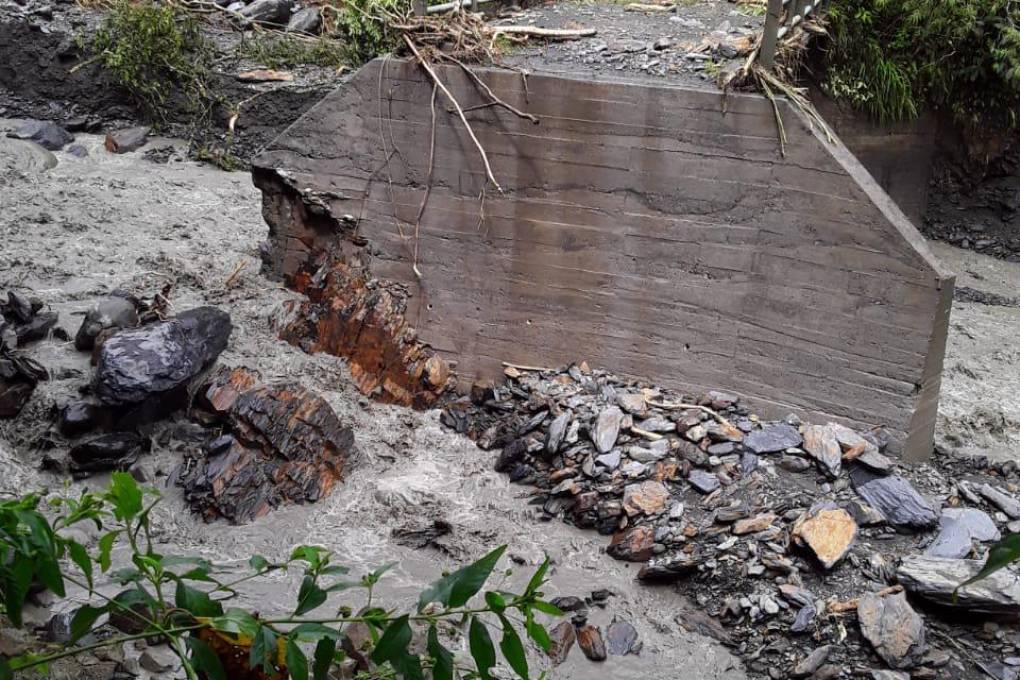 El puente que une la comunidad Piguaya se encuentra destruido 