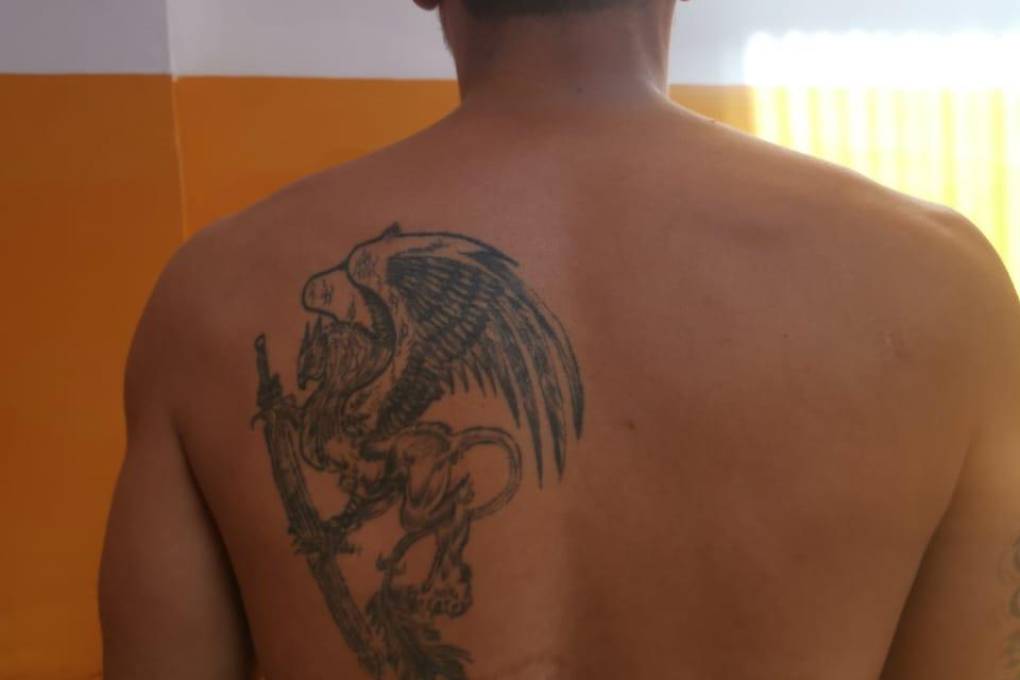 Tatuaje en la espalda del reo prófugo 