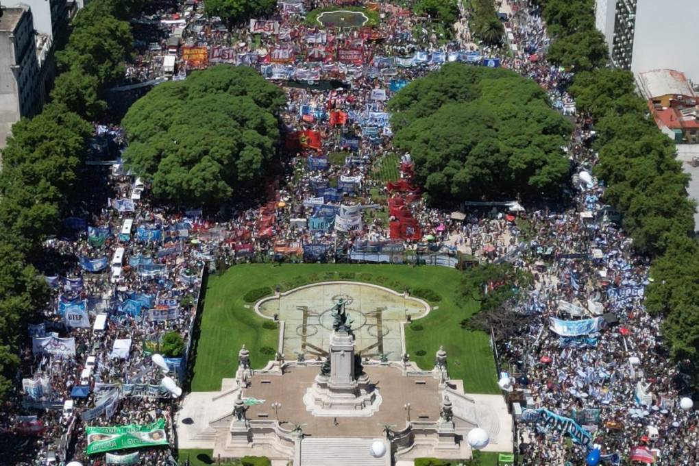 Fotografía aérea que muestra a manifestantes durante una protesta convocada por la Confederación General del Trabajo, hoy, en la Plaza del Congreso, en Buenos Aires (Argentina)