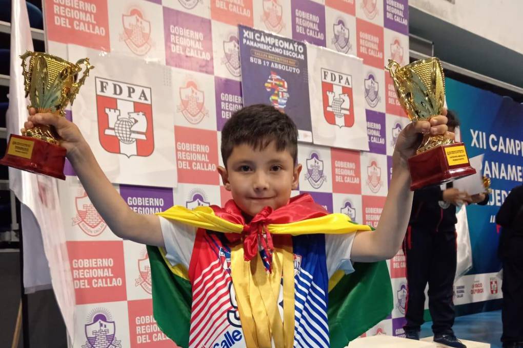 Thiago con sus trofeos en Perú