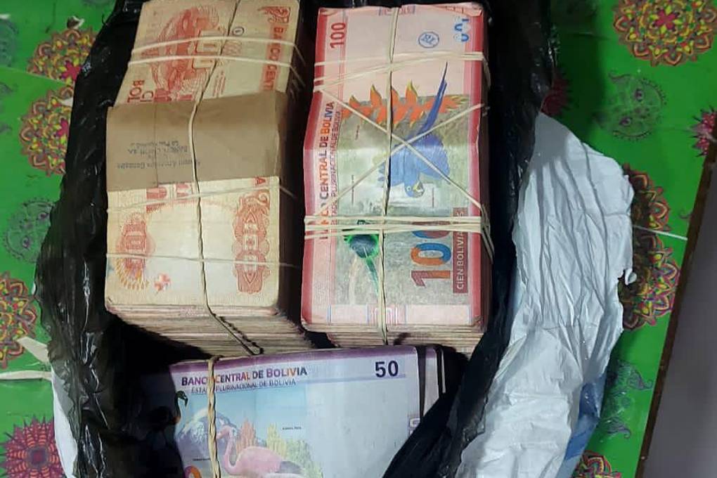 Parte del dinero que fue recuperado del estafador