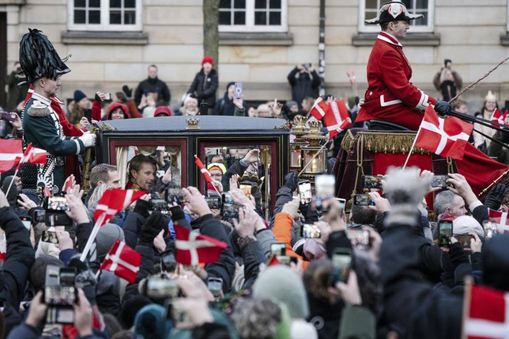 El rey Frederik X de Dinamarca y la reina María (invisible) viajan en un carruaje tirado por caballos.