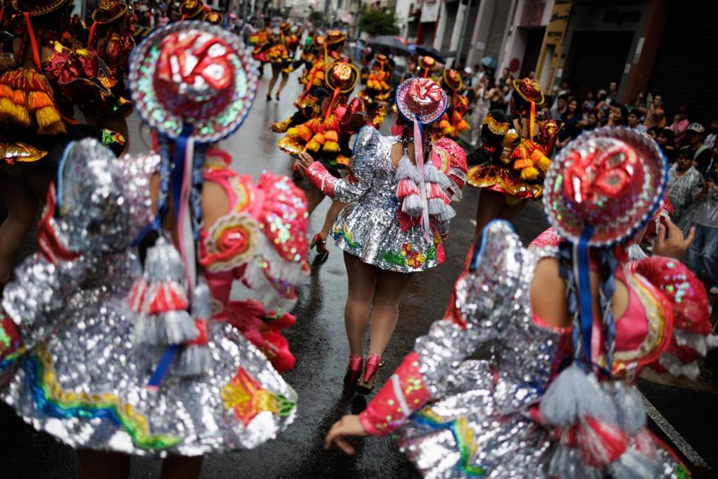 Un grupo de personas participa en una comparsa callejera hoy de bolivianos expatriados en São Paulo (Brasil). 