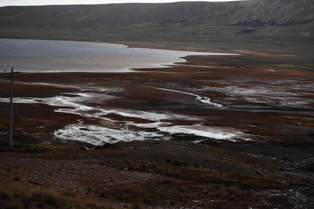 Agua de deshielo del nevado Huayna Potosí nutre una represa en el sector de Milluni.