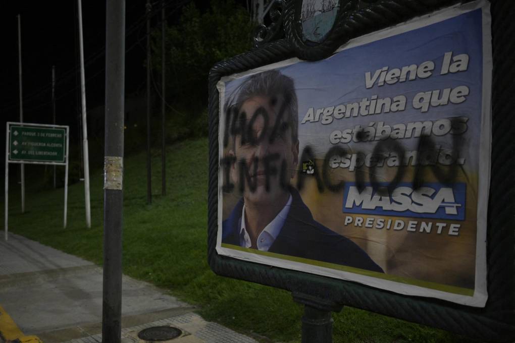 Un grafiti sobre una propaganda de Massa expresaba el descontento popular