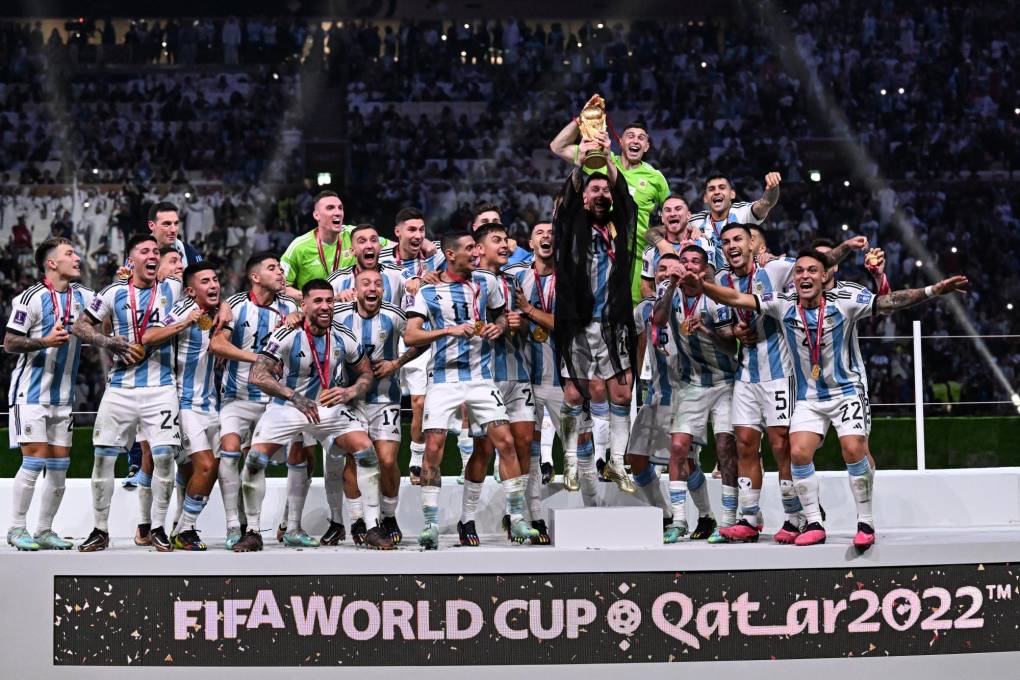 Argentina al levantar el trofeo
