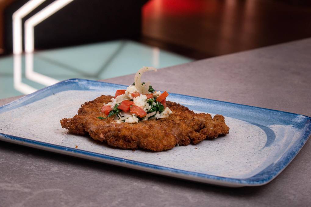 Cynthia cometió el error de colocar ensalada encima de la milanesa