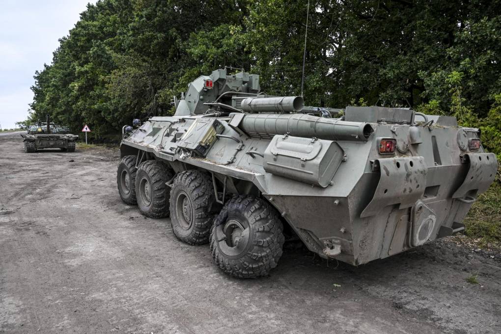 Tanque ruso abandonado en Kupiansk en el este de Ucrania