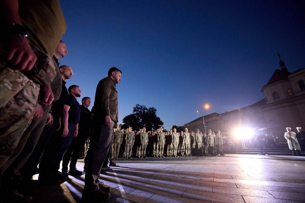 Presidente ucraniano, Volodimir Zelenski, junto a sus tropas