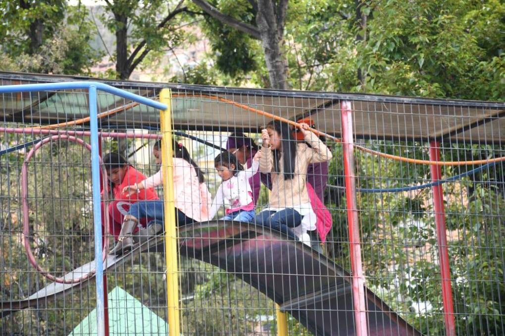 Niños celebran en los parques.