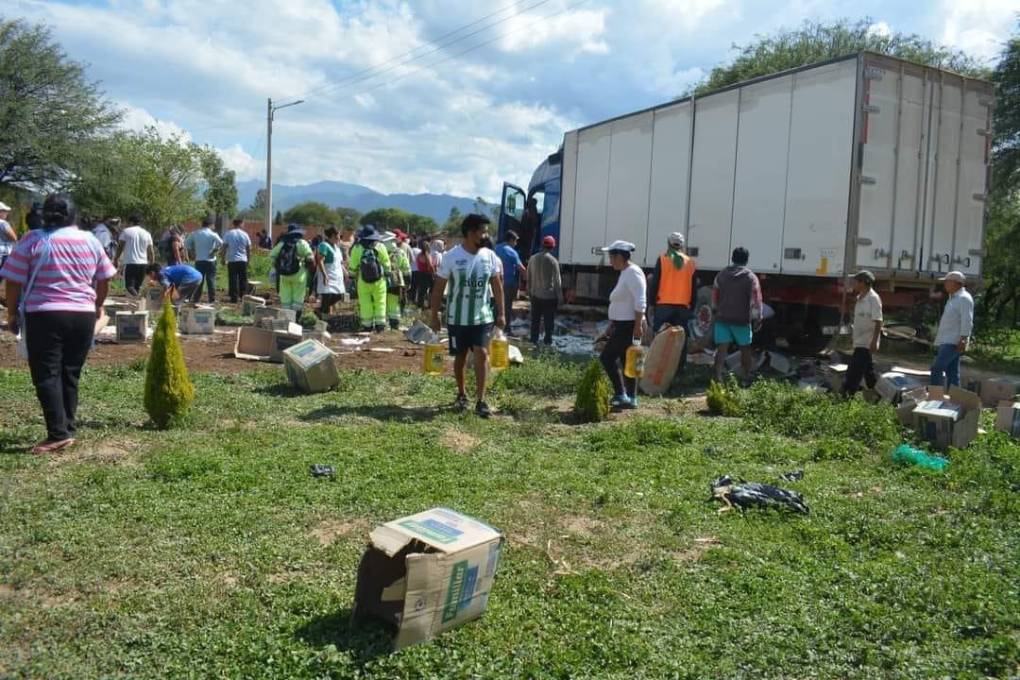 Pobladores saquearon el camión 